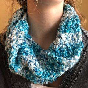 Hand knit cowl in shades of blue, moss stitch NWOT